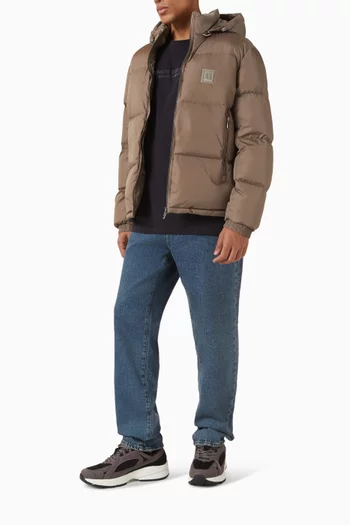 جاكيت مبطن بالزغب بشعار الماركة