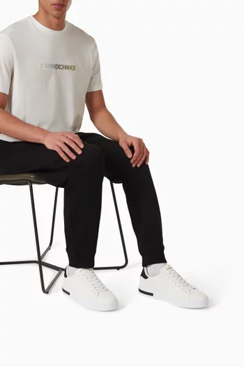 سنيكرز إسنشال بشعار AX جلد