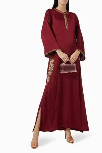 قفطان مزين بتطريزات كريب