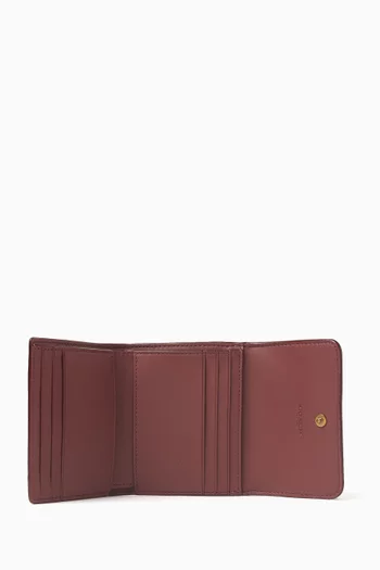 محفظة ميلا صغيرة بغطاء قلاب قنب بشعار الماركة