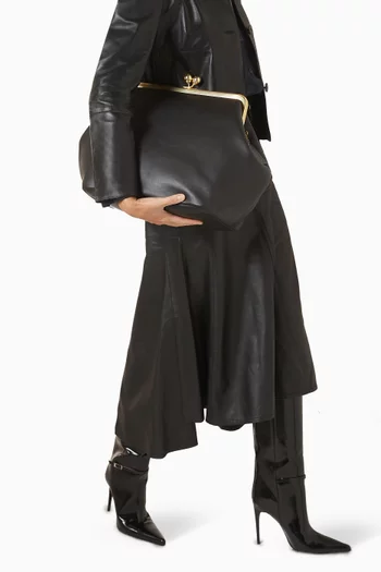 حقيبة كبيرة بقفل متقاطع وإطار جلد