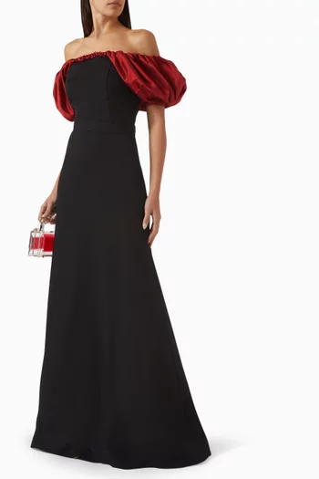 فستان طويل بأكتاف مكشوفة وتطريز بالكريستال