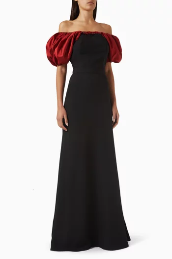 فستان طويل بأكتاف مكشوفة وتطريز بالكريستال