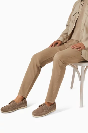 حذاء بتصميم قارب شمواه