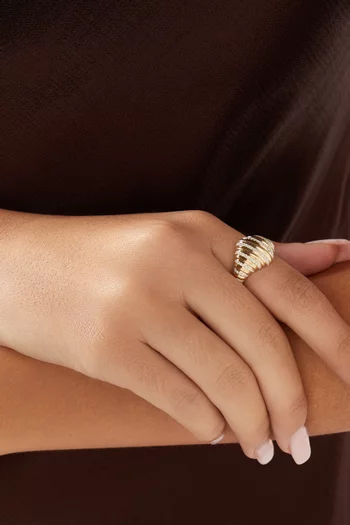 Oval Berlingot Diamond Singet Ring in 9kt Yellow gold