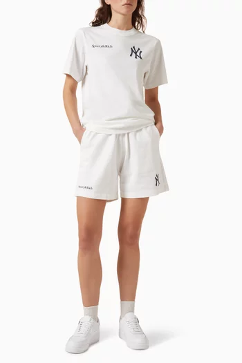 تي شيرت بطبعة بشعار يانكيز بتصميم مقوس