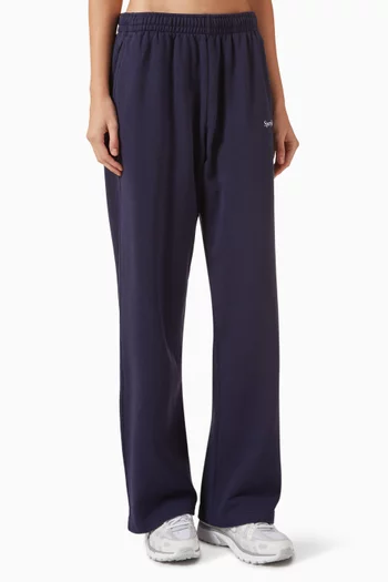 بنطال رياضي بقصة ساق واسعة ومطرز بشعار الماركة بخط سيريف صوف قطني