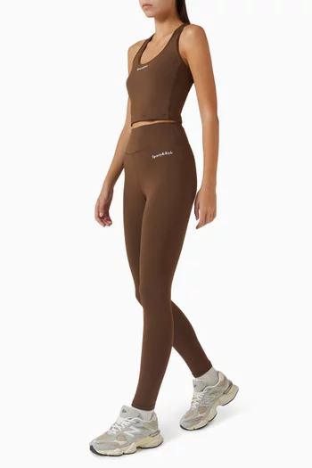 لغينغز بخصر مرتفع وشعار الماركة بخط سيريف