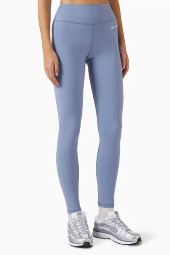 لغينغز بخصر مرتفع وشعار الماركة بخط سيريف