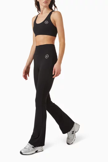 لغينغز بقصة ساق واسعة وشعار Sporty & Rich Health & Wellness Club‏