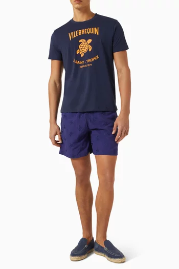 تي شيرت بطبعة شعار الماركة قطن