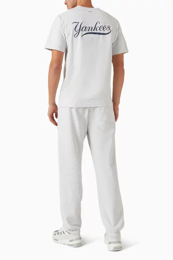 تي شيرت بشعار يانكيز بتصميم مقوس