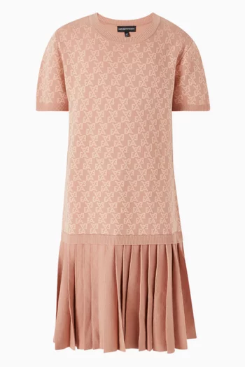 فستان بشعار الماركة