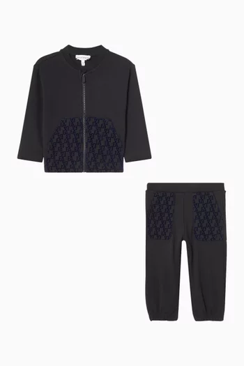 طقم جاكيت وبنطال رياضي بسحاب وشعار الماركة بارز الملمس