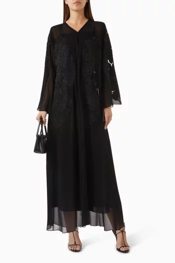 عباية بحواف دانتيل وتطريزات