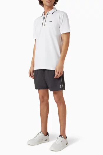 شورت سباحة بالخطوط المميزة للماركة