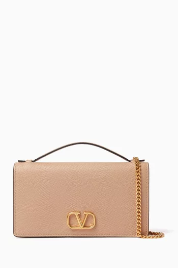 VLOGO Signature Chain Wallet in Grainy Calfskin