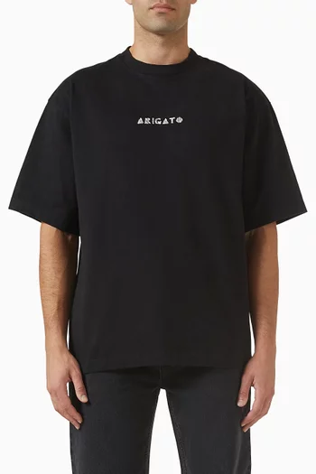 تي شيرت مطرز بشعار الماركة قطن عضوي