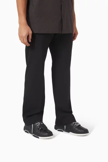 سنيكرز بأربطة ومقدمة مستديرة