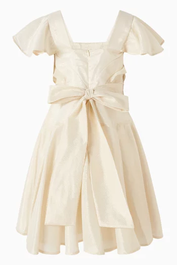 فستان بقصة واسعة وحزام وكشكش