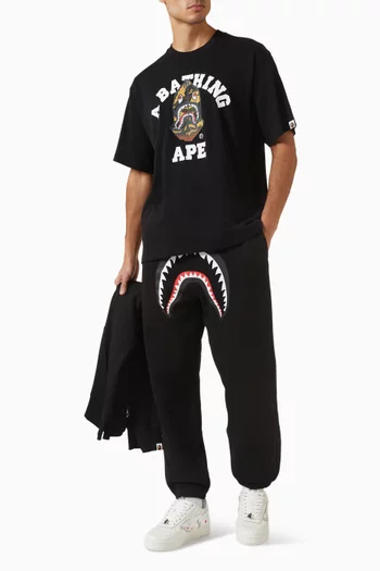 تي شيرت فرست بطبعة سمكة قرش سجين مموهة وتصميم جامعي قطن