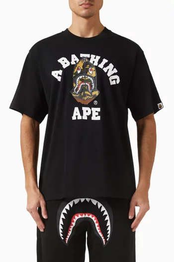 تي شيرت فرست بطبعة سمكة قرش سجين مموهة وتصميم جامعي قطن