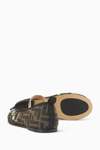 حذاء باليرينا بشعار حرفي FF وكعب مسطح جاكار