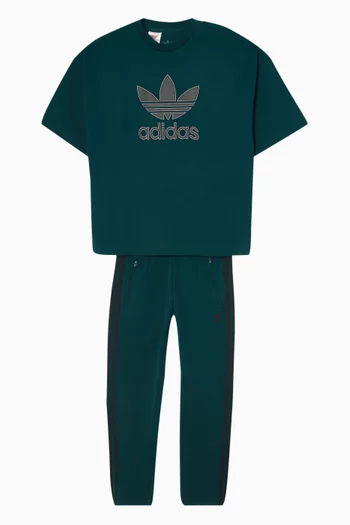 تي شيرت بفتحة رقبة مستديرة وشعار الماركة