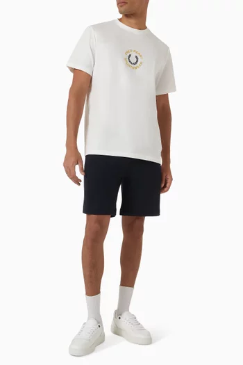 تي شيرت بشعار الماركة وكلمة Sportswear قطن