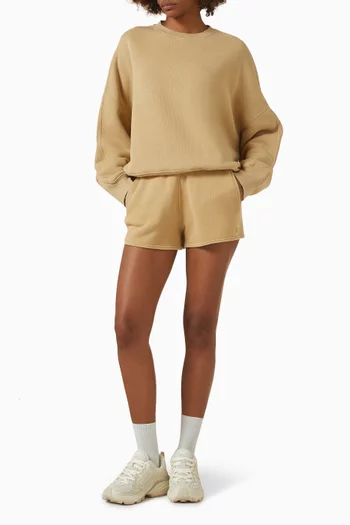 شورت بلون باهت وشعار الماركة صوف قطني