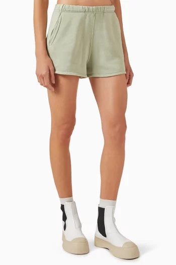 شورت بلون باهت وشعار الماركة صوف قطني