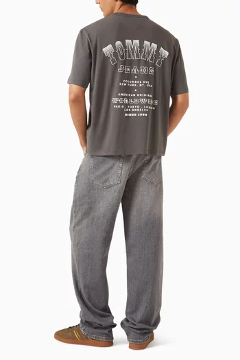 تي شيرت بشعار الماركة بتصميم غربي من التسعينيات في الخلف قطن