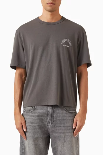 تي شيرت بشعار الماركة بتصميم غربي من التسعينيات في الخلف قطن