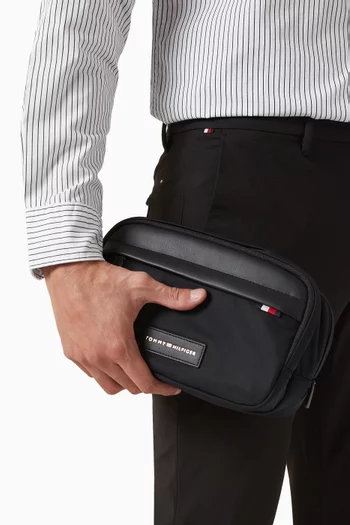 حقيبة مستحضرات العناية الشخصية بحلية معدن بشعار الماركة