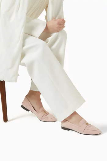 حذاء سهل الارتداء بشريط بيني بشعار حرف C شمواه