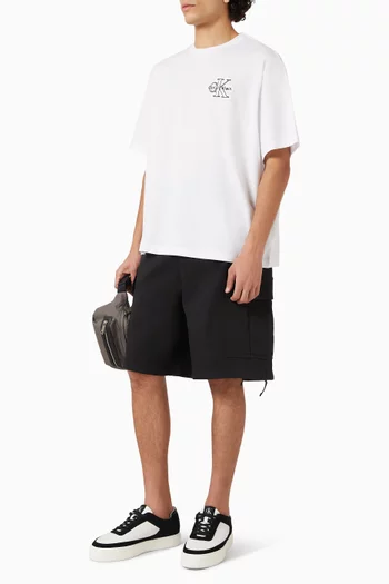 تي شيرت بشعار الماركة قطن