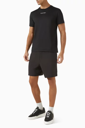 تي شيرت بشعار الماركة