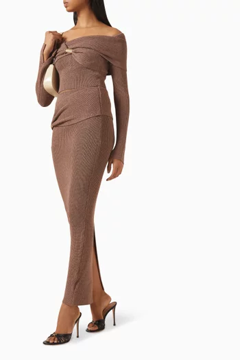 بلوزة بفتحة رقبة غير متماثلة وأكتاف مكشوفة