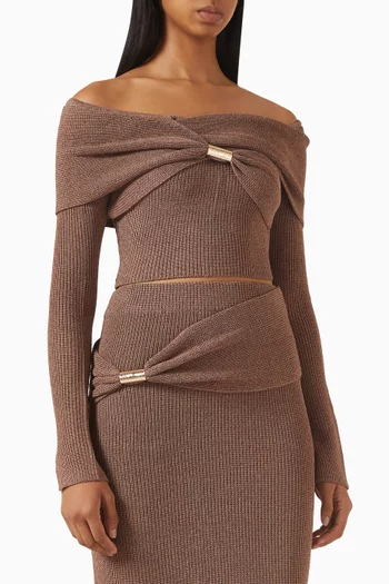 بلوزة بفتحة رقبة غير متماثلة وأكتاف مكشوفة