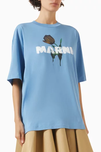 تي شيرت بطبعة شعار الماركة وزهرة التوليب قطن