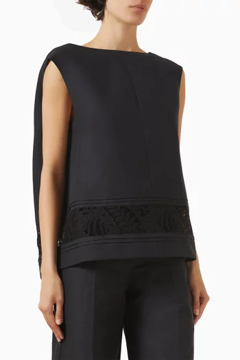 بلوزة بأشرطة دانتيل