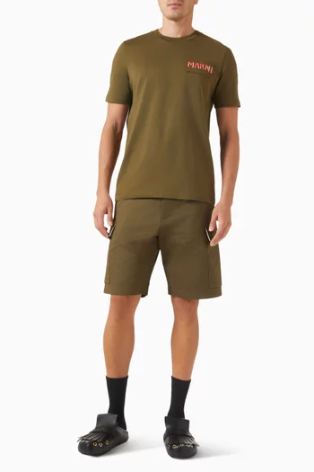 تي شيرت برقعة بشعار الماركة قطن