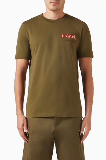 تي شيرت برقعة بشعار الماركة قطن