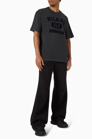 تي شيرت بشعار الماركة المخملي قطن