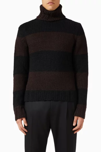 سترة منسوجة بياقة عالية مخططة