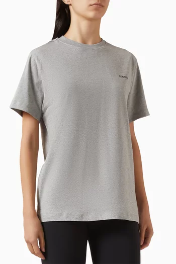 تي شيرت بقصة مربعة وطبعة شعار الماركة قطن