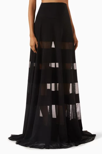 تنورة مقسمة لأجزاء بحافة واسعة وطويلة