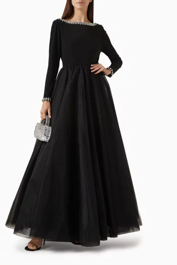 فستان سهرة بتنورة واسعة وتطريزات بالخرز تول