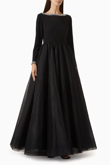 فستان سهرة بتنورة واسعة وتطريزات بالخرز تول