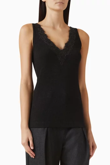 بلوزة بأشرطة مطرزة بدانتيل جيرسيه